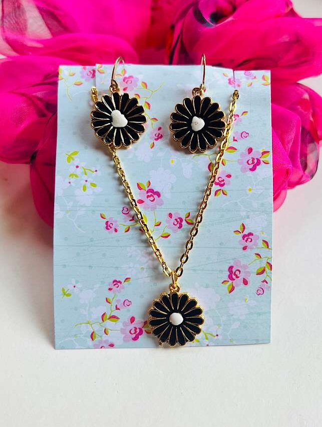 Funky Fashion – Preety Daisy Set Black